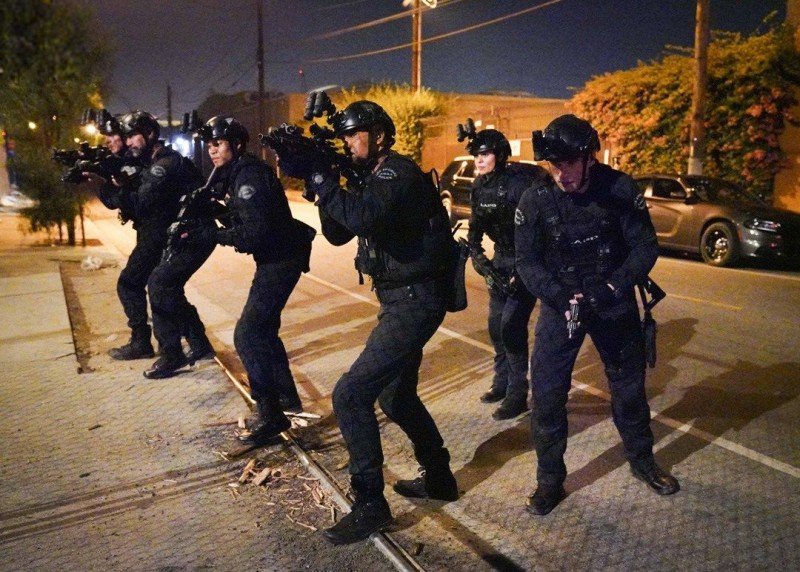 S. W. A. T.: Спецназ города ангелов 16 серия S. W. A. T.: Спецназ города ангелов 16 серия
